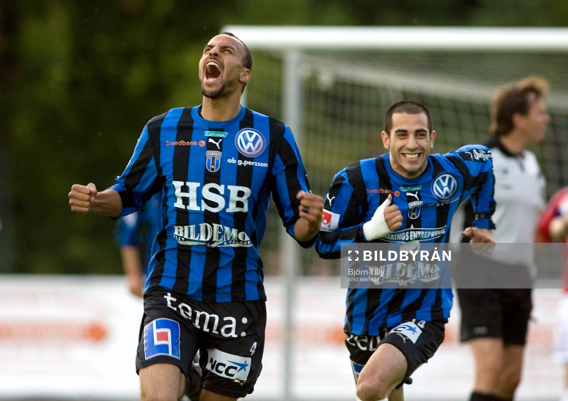  Daniel Pereira och Mani Tourang, Sirius jubel efter 2-0.