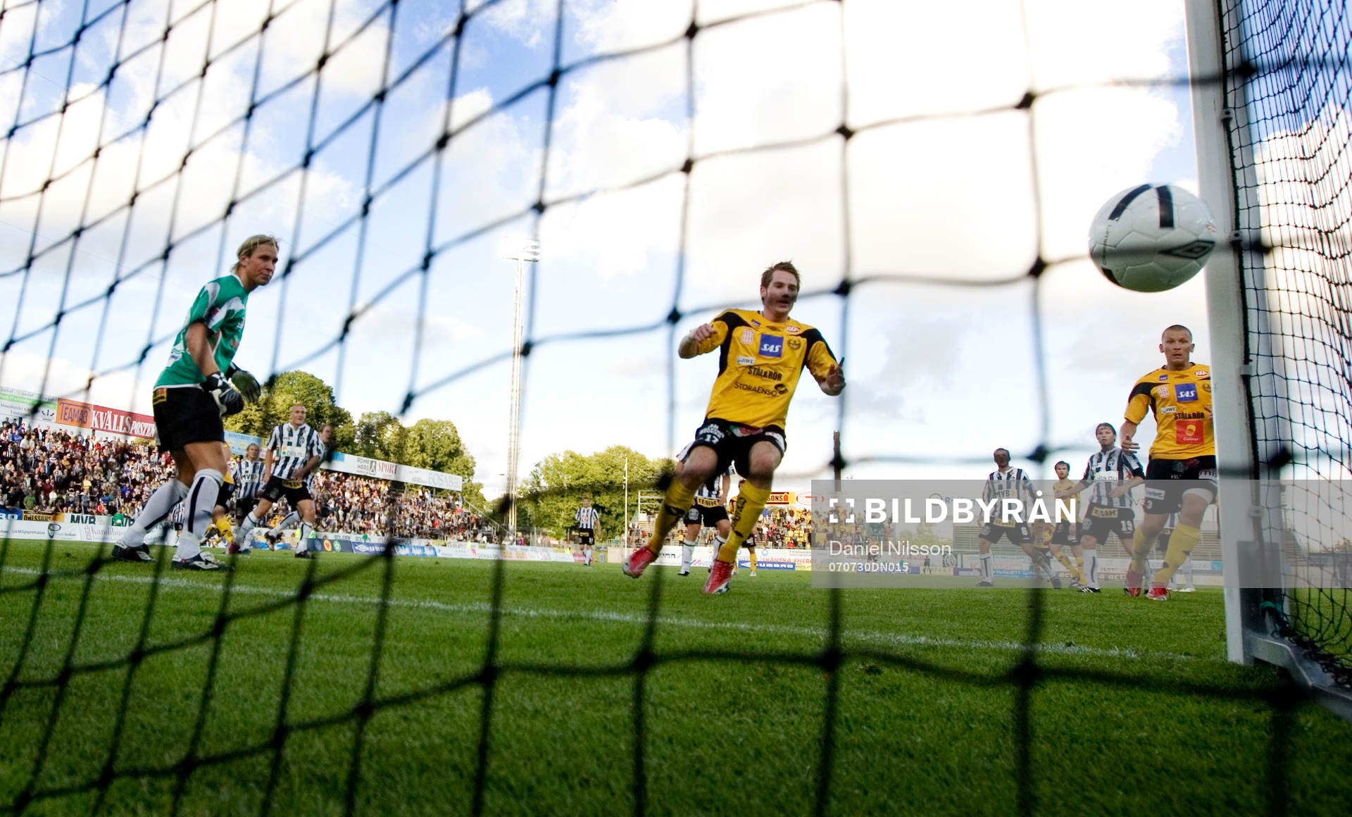 Johan Persson, Mjällby, gör mål bakom Sebastian Karlsson