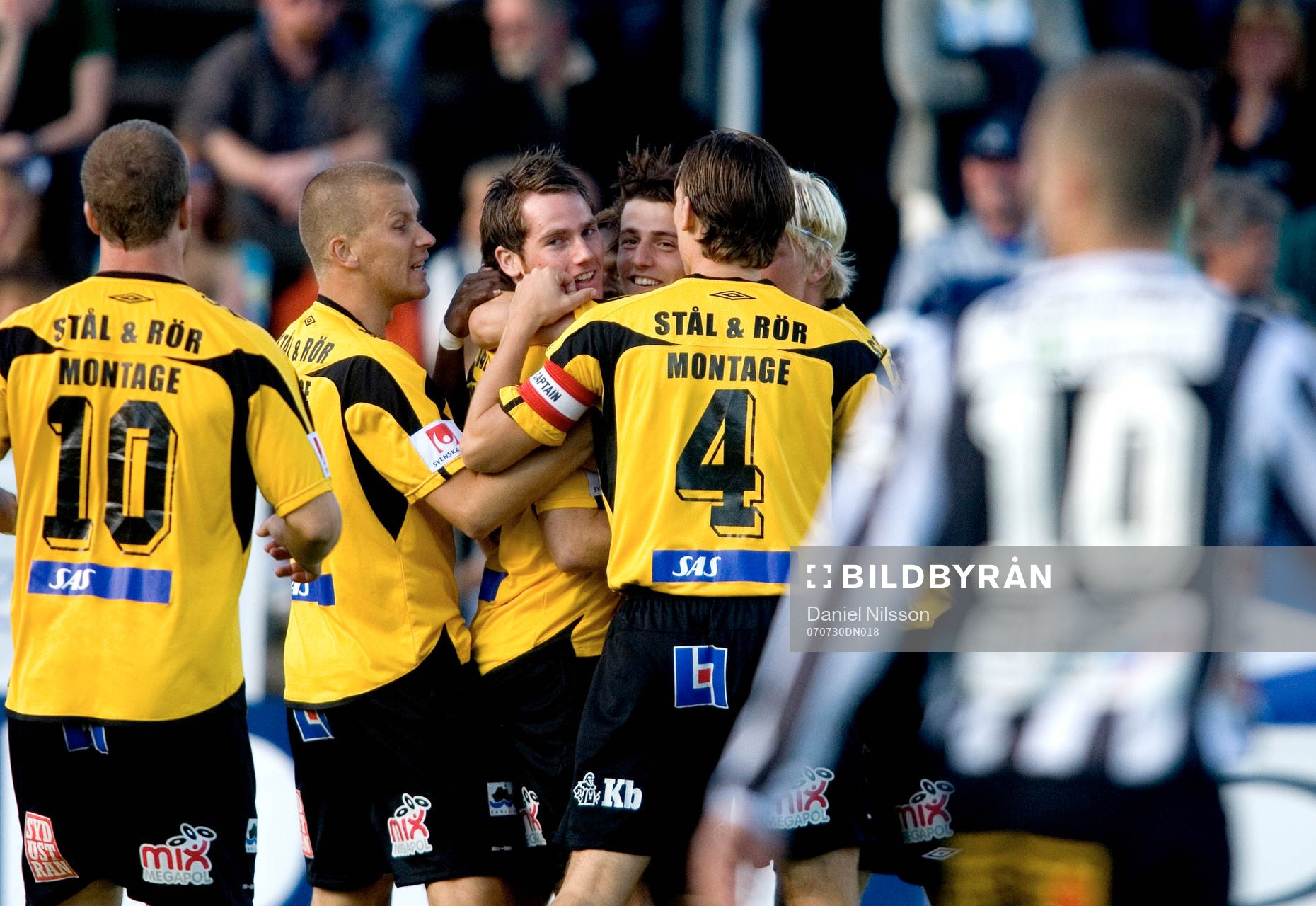   Jubel i Mjällby som leder med 4-1 efter första halvlek.