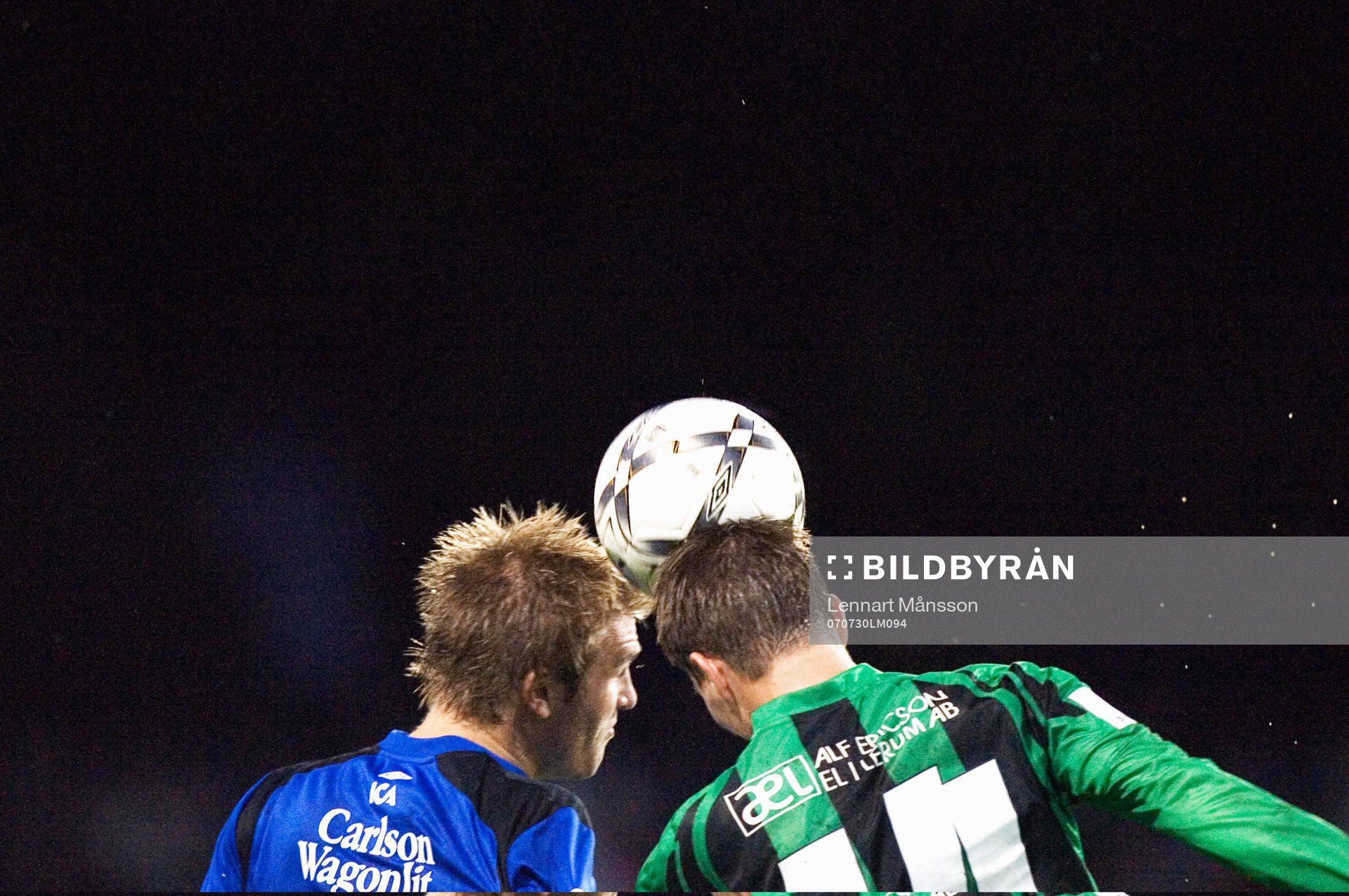 Två IFK Hässleholm -spelare nickduellerar, Jesper
