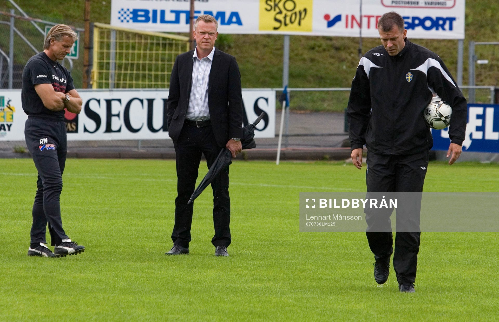 Roland Nilsson och Janne Andersson, tränare, inspekterar