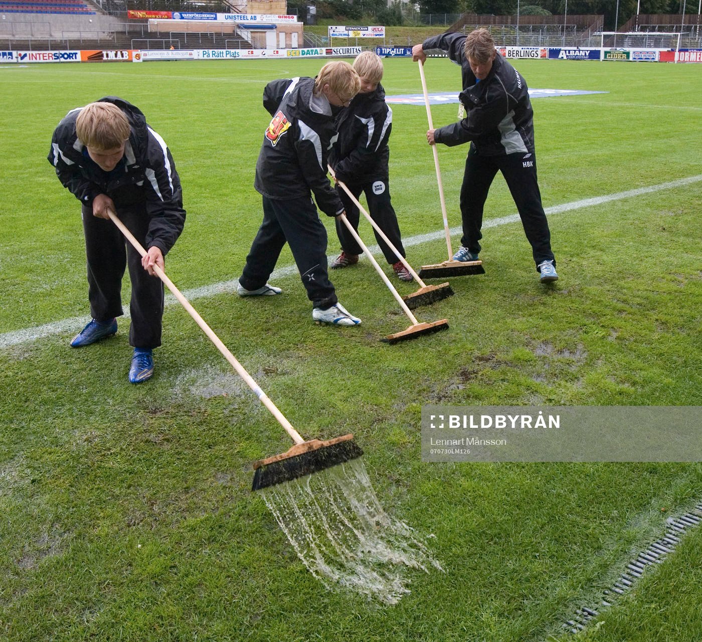 Regn, vatten, vattensjuk plan, sopa, kvast