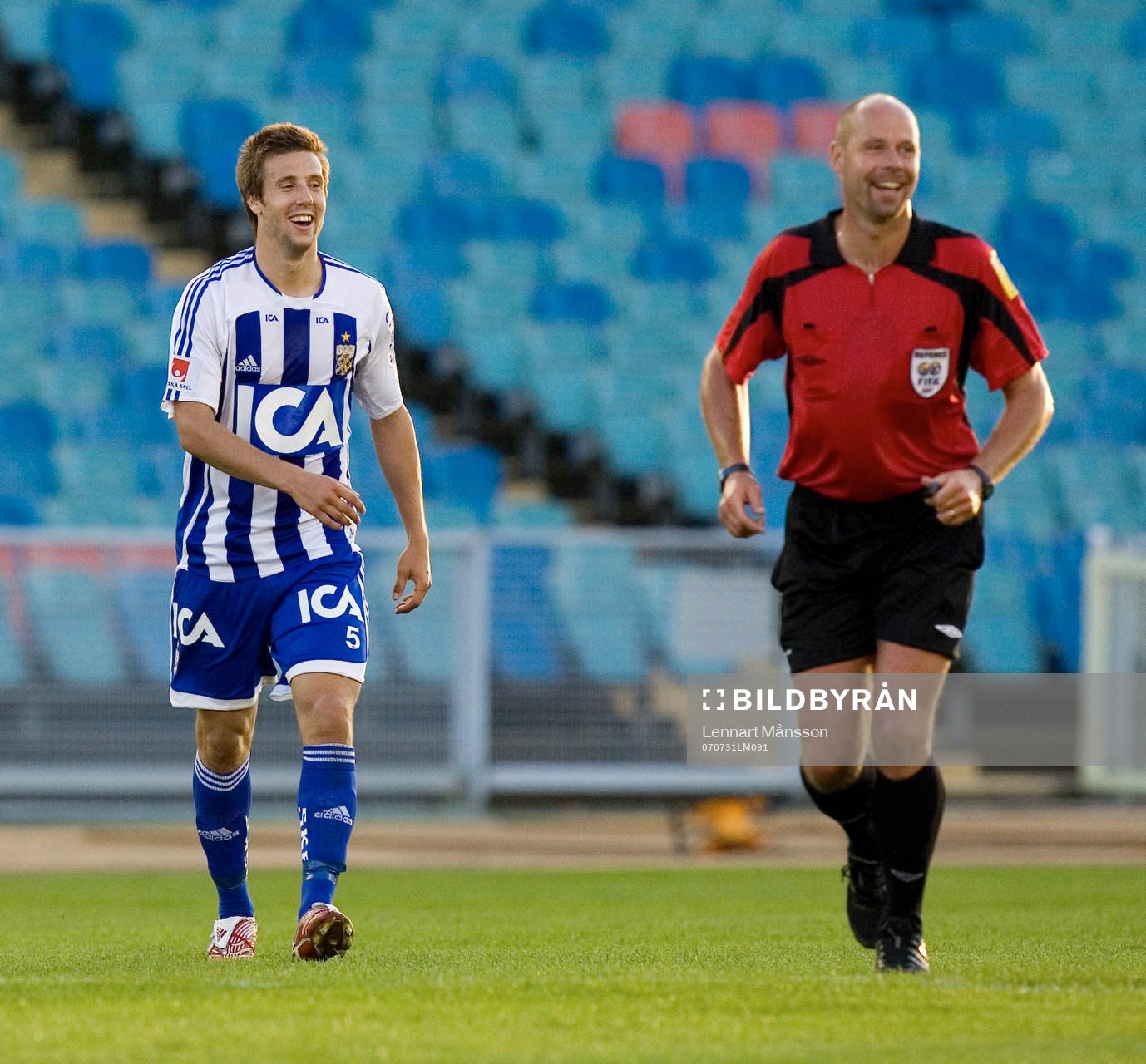 Mattias Bjärsmyr och domare Martin Hansson
