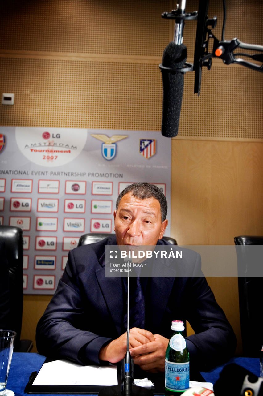 Henk ten Cate, tränare AJAX på presskonferens