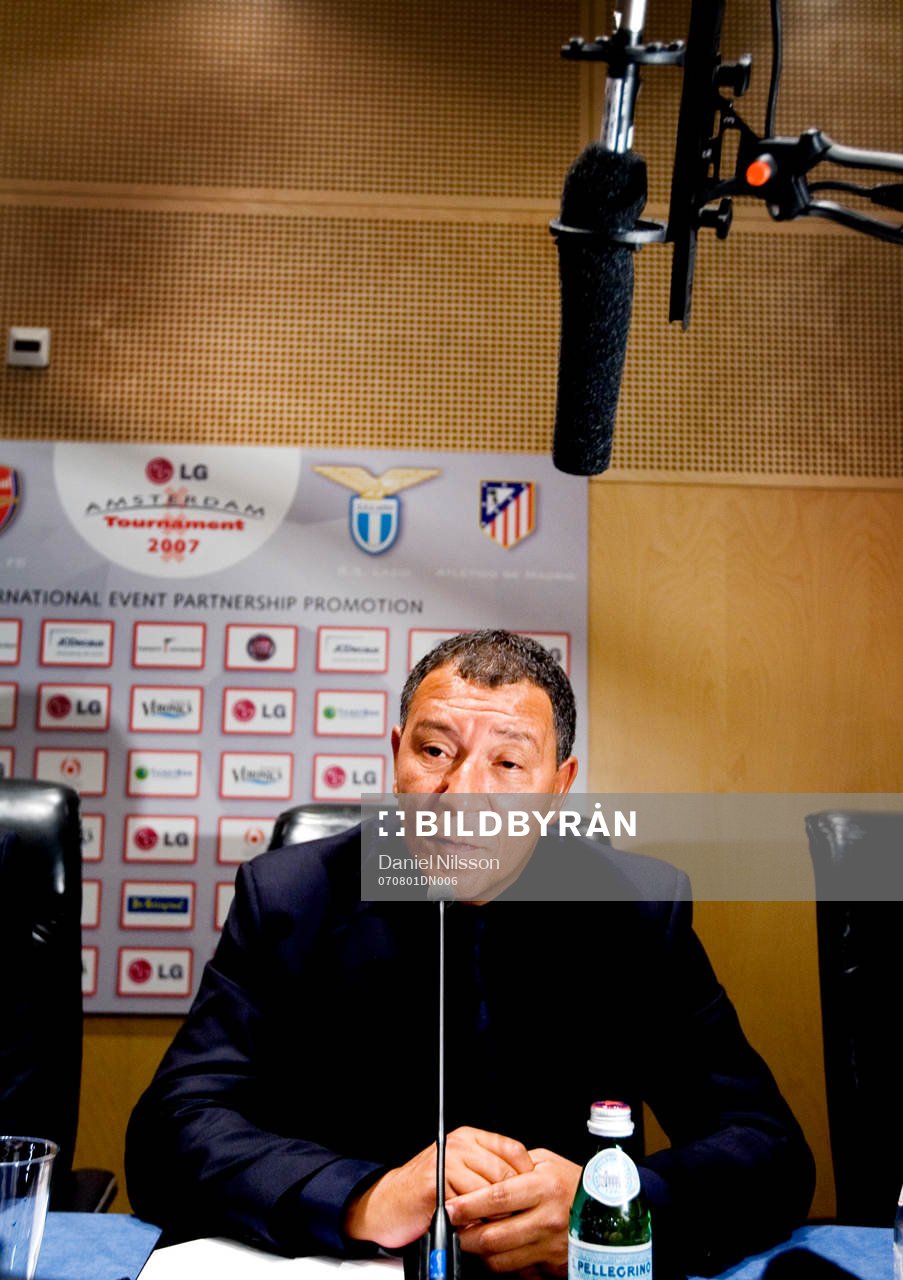 Fotboll, Kennedys nya tränare i Ajax, Henk ten Cate, tränare Ajax på presskonferens. 