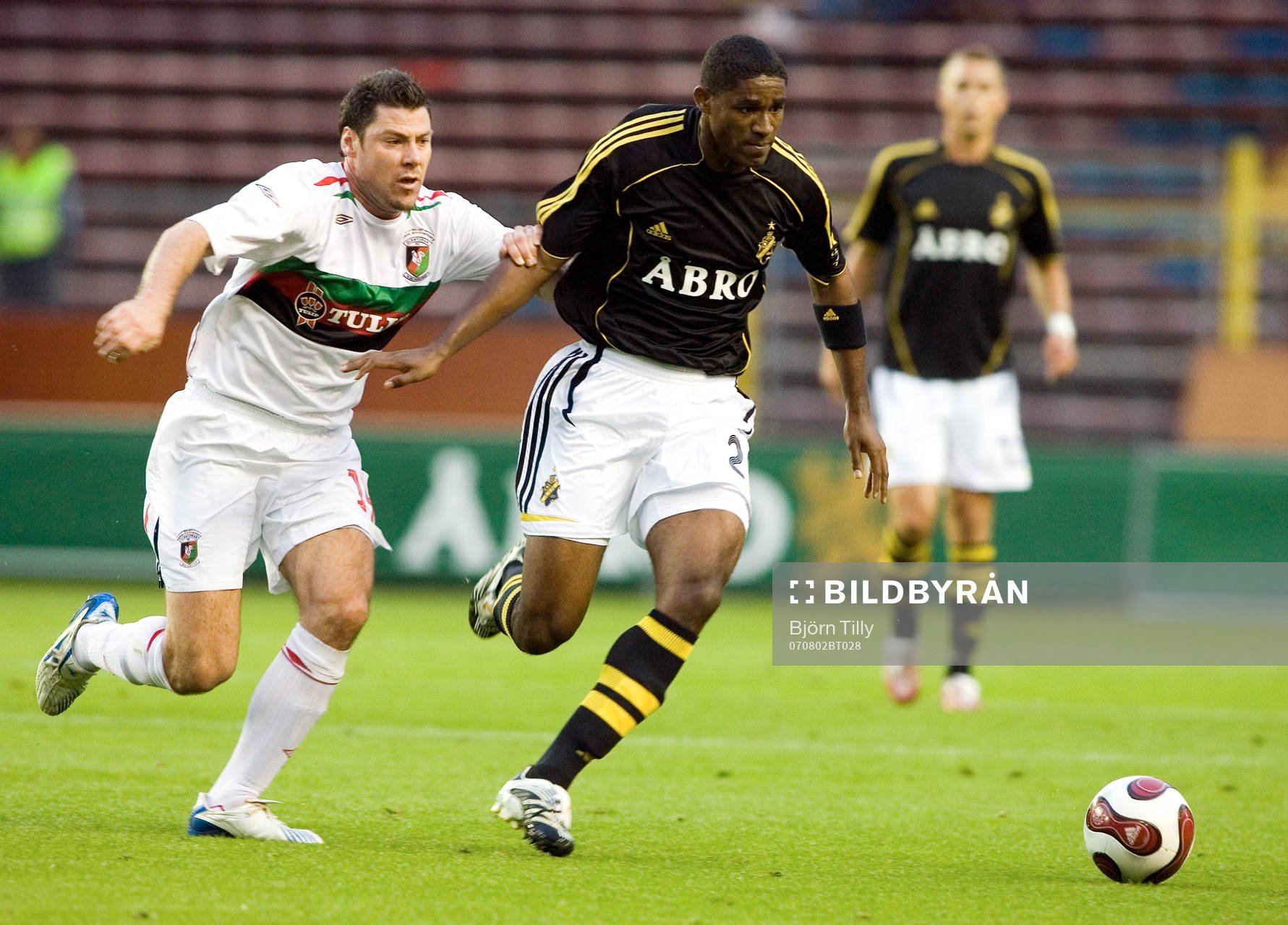 Dean Fitzgerald, Glentoran, och Khari Stephenson, AIK