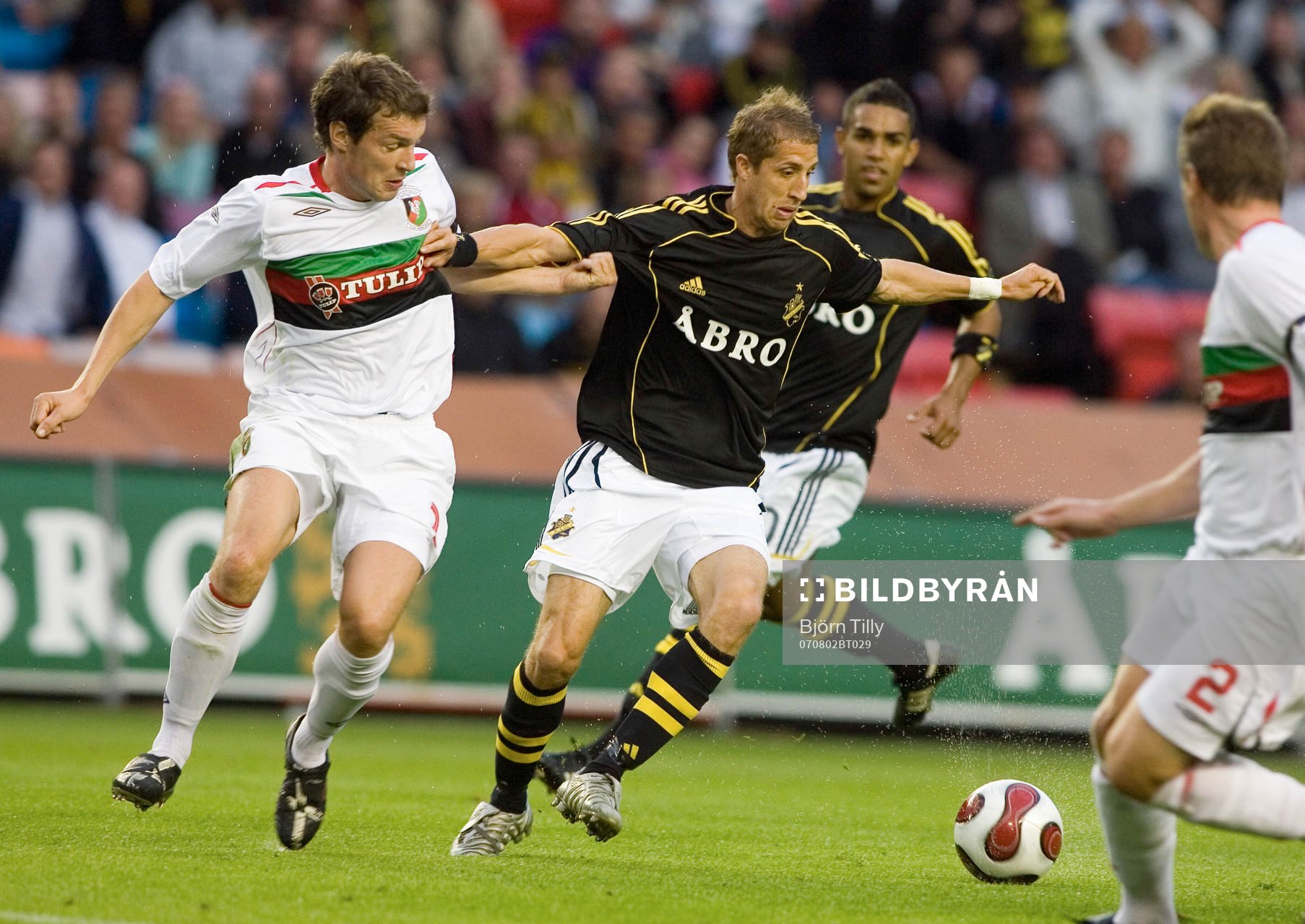 Kyle Neill, Glentoran, och Kenny Pavey, AIK