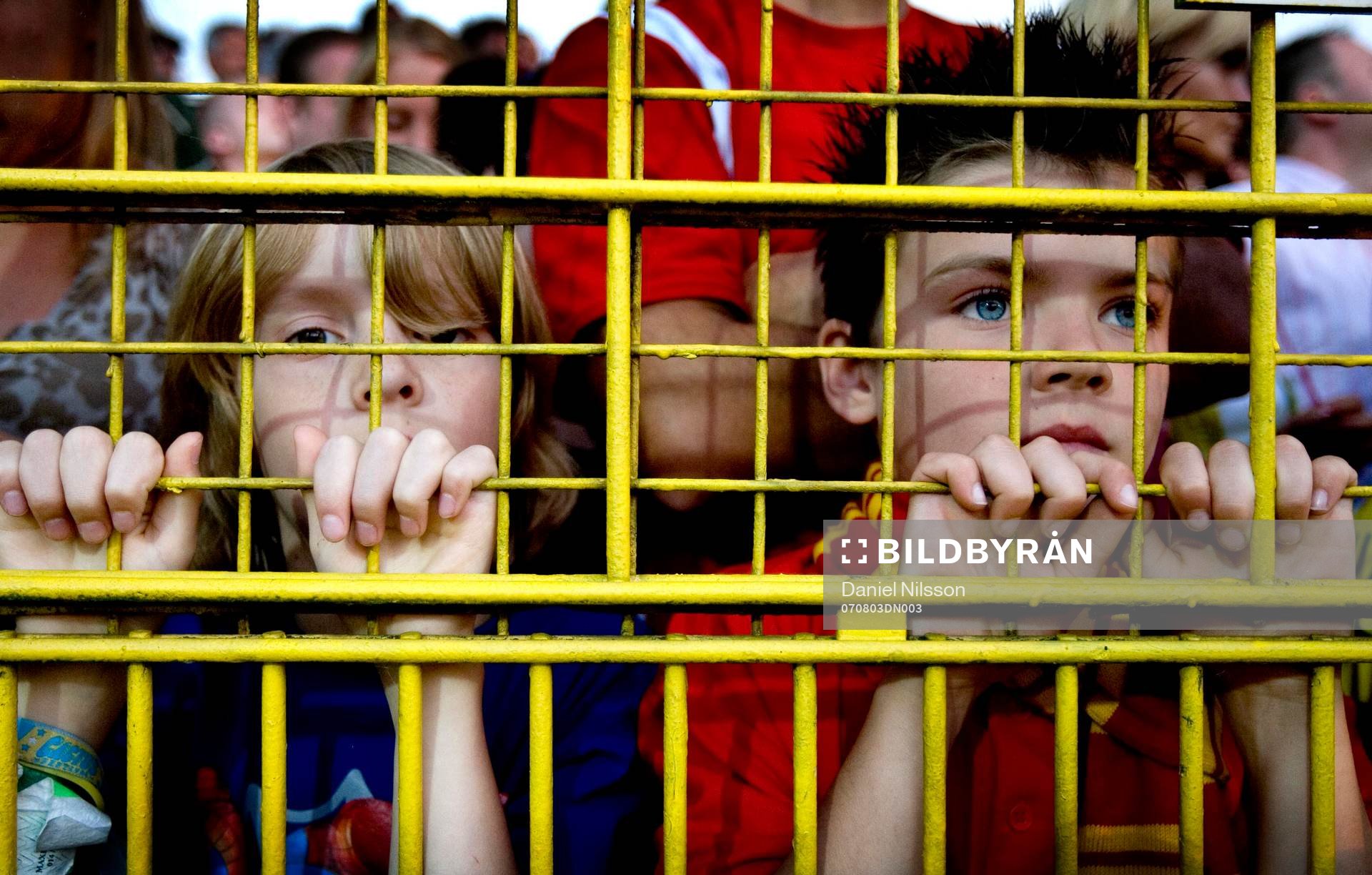 Unga supporters på ligapremiären i Belgien