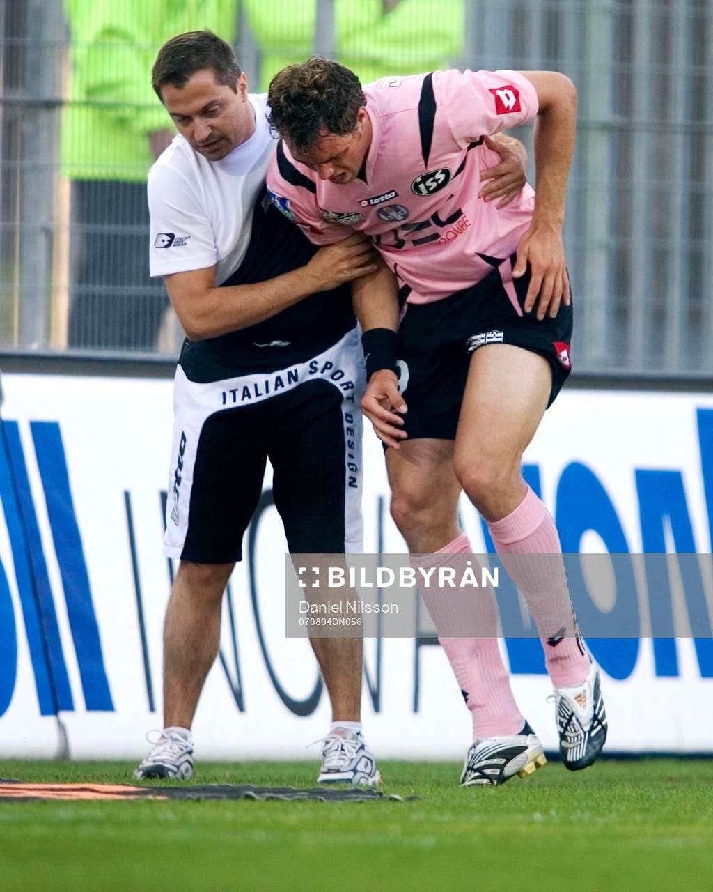 otboll, Fransk Liga, Valenciennes - Toulouse:  Johan Elmander, Toulouse, blev skadad efter en krock med Valenciennes målvakt. Han spelade ett tag till men blev senare utbytt.