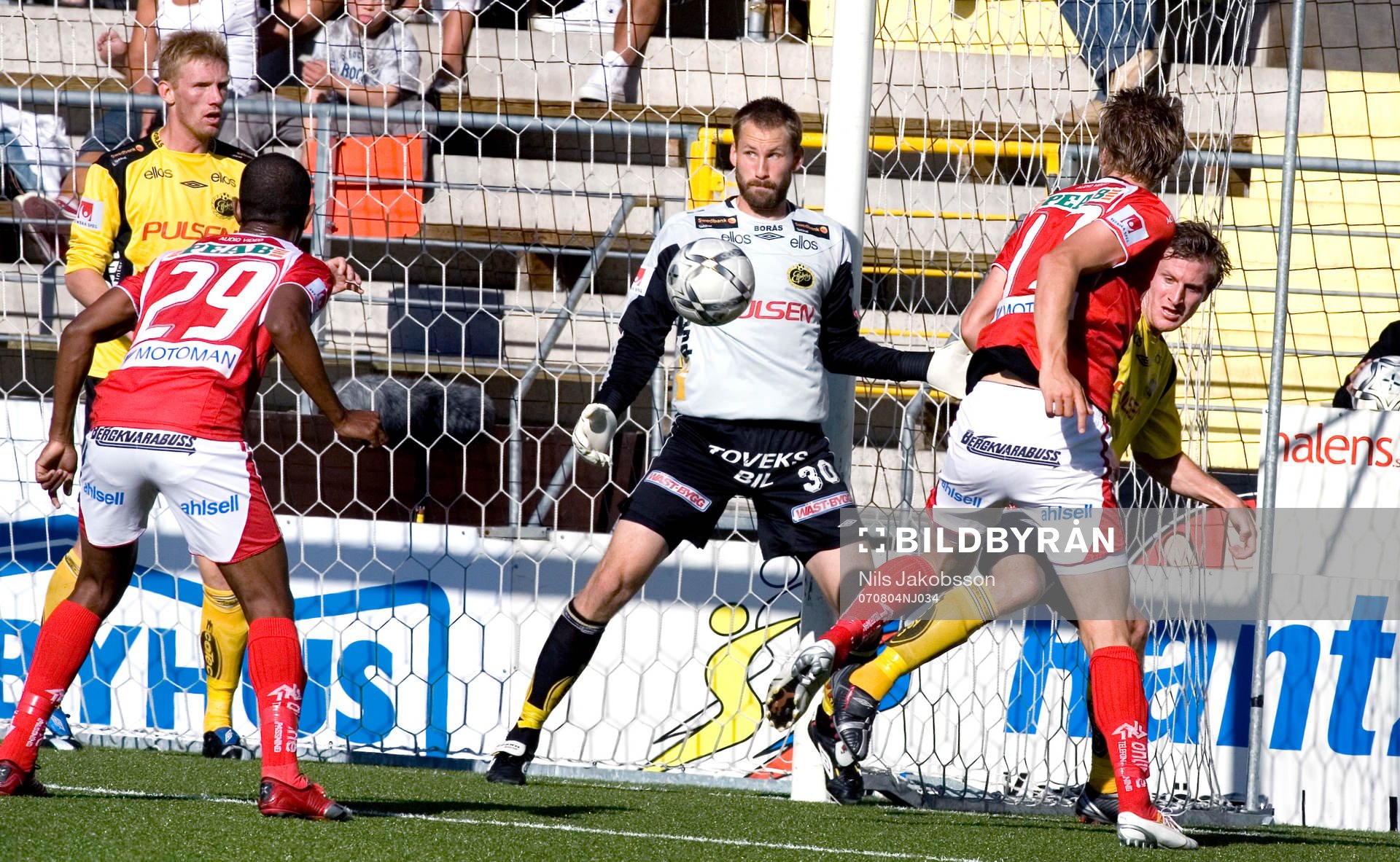 Kalabalik framför Johan Wiland, målvakt, Elfsborg,