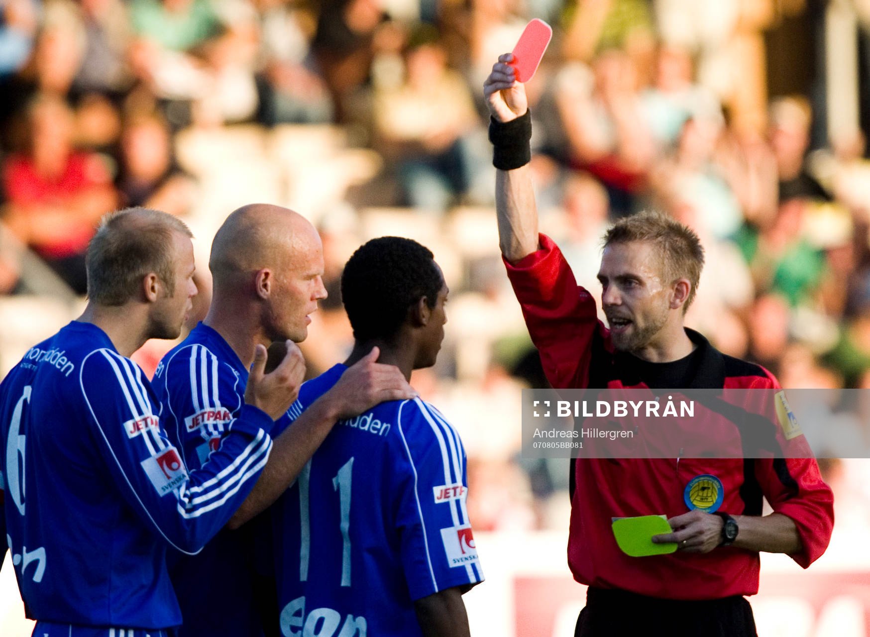 Rött kort till Kalle Ljungberg av domare Johan Hamlin