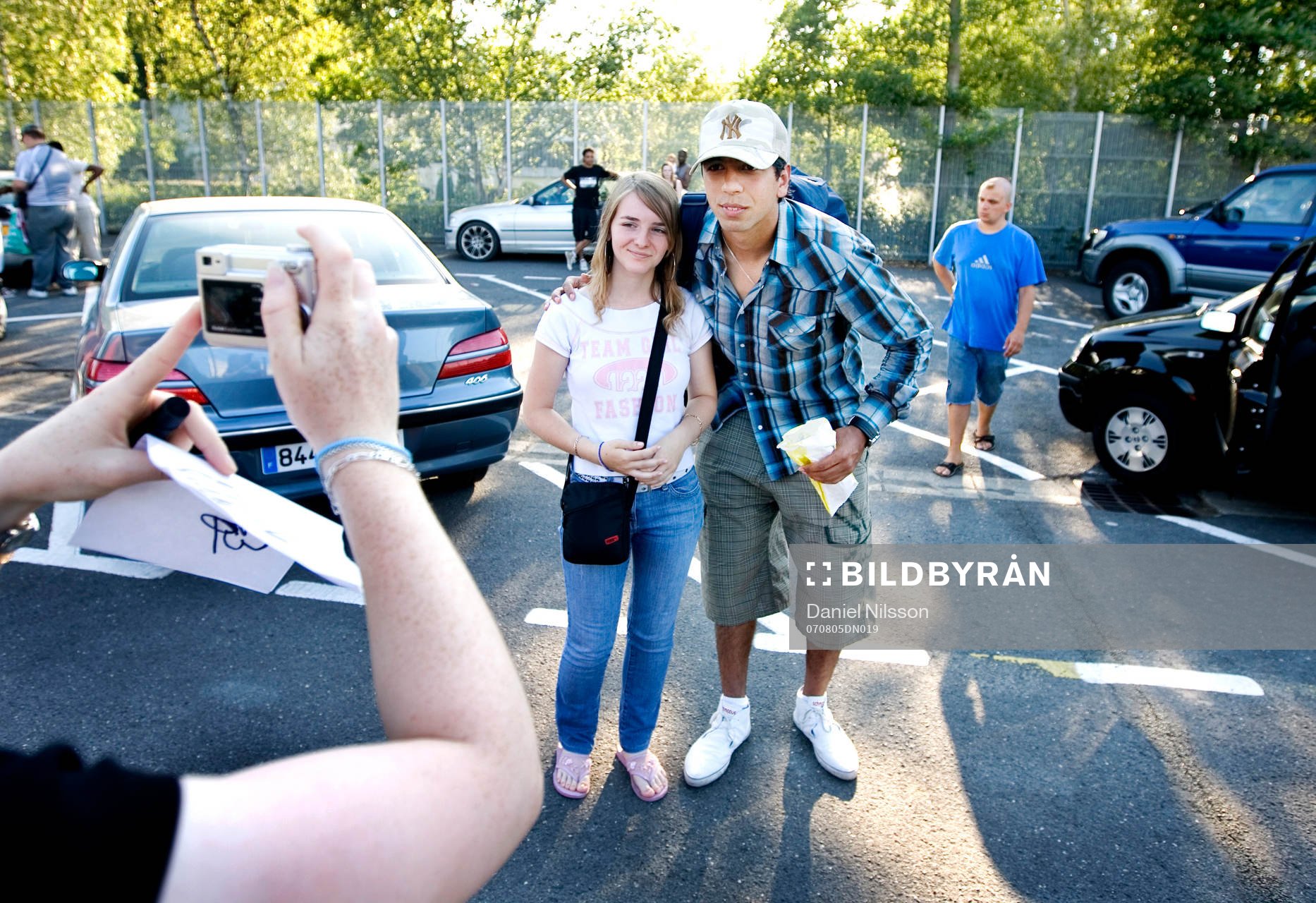 Emra Tahirovic, Lille, blir fotograferad med supporters