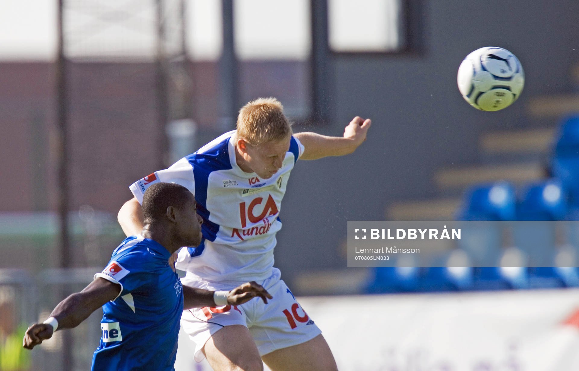 Peter Larsson nickar undan framför Michael Mensah