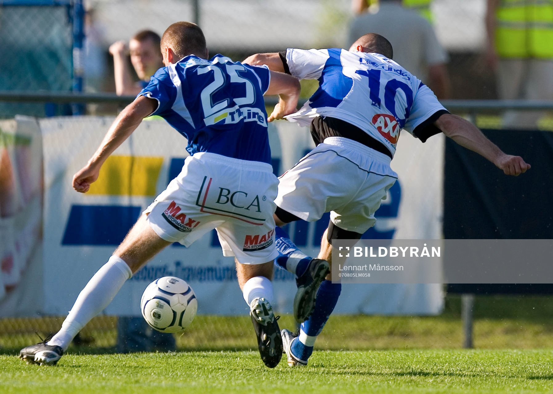 Rasmus Bengtsson och Magnus Arvidsson, kamp om bollen