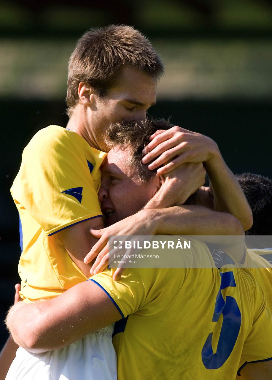 Måljubel, Jörgen Svensson, som grattas av Zoran Jovanovic.