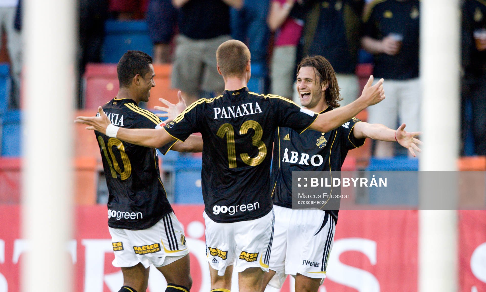 Ivan Obolo, AIK, jublar med Wilton Figueiredo, AIK, och