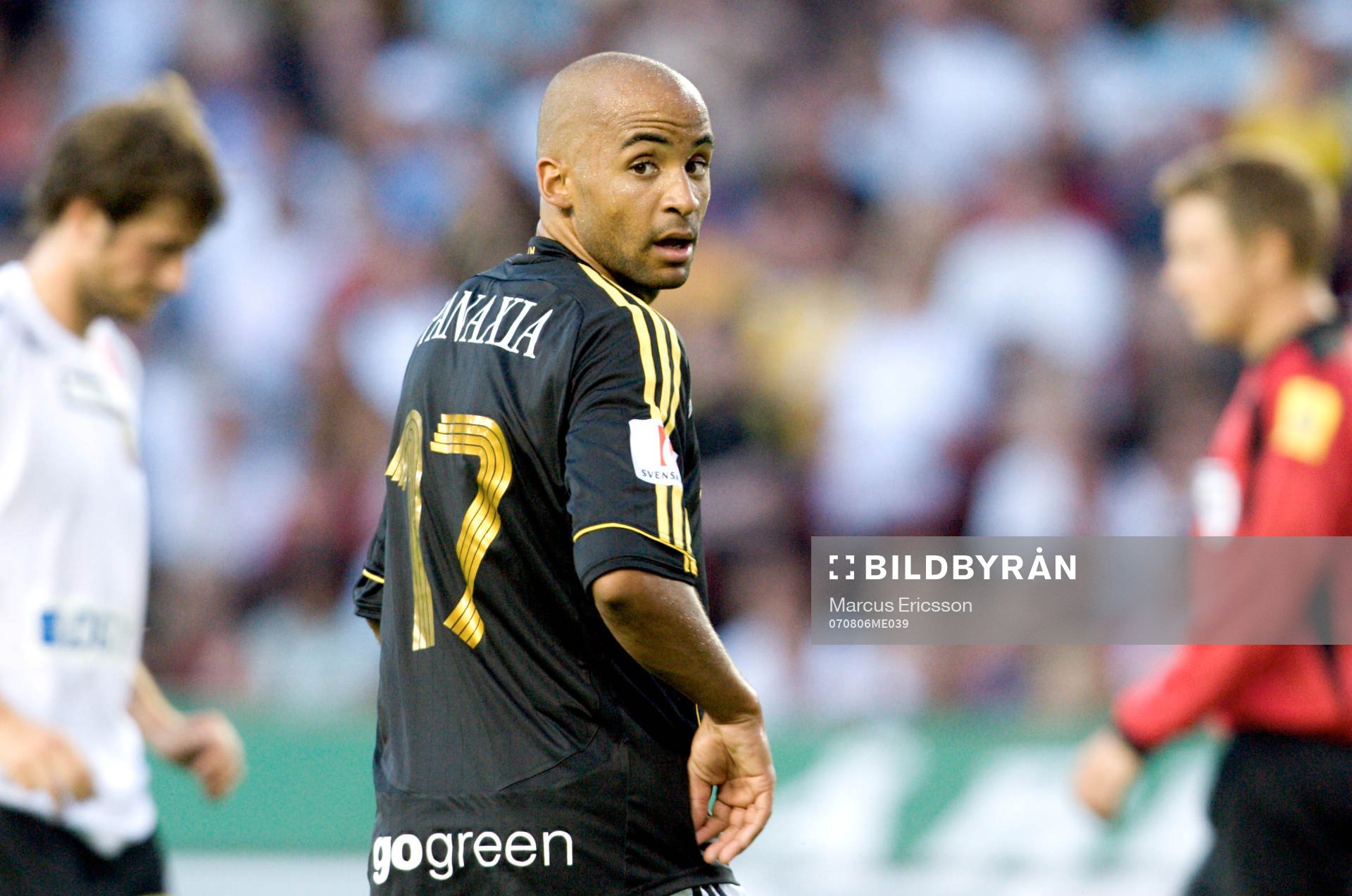 Jimmy Tamandi, AIK, ser sig över axeln