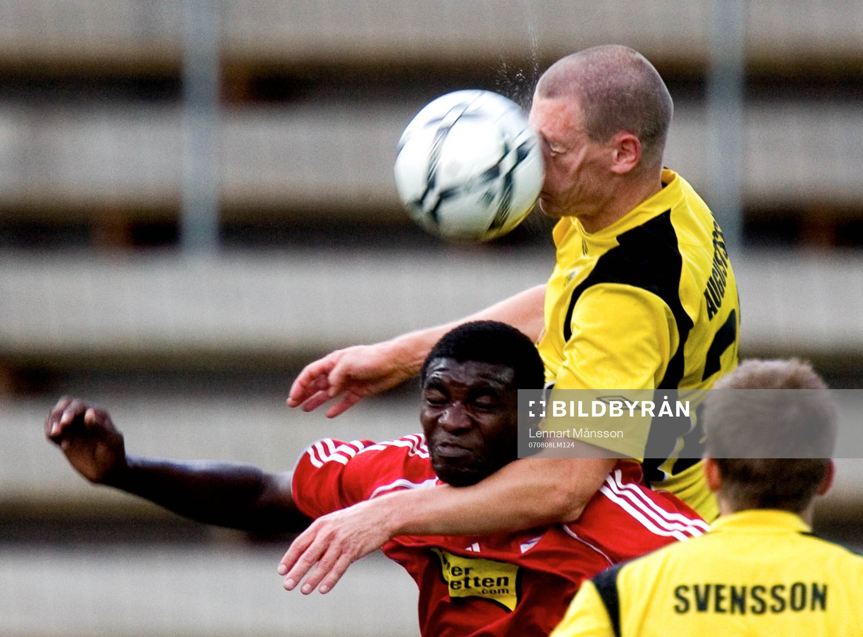 Andreas Augustsson nickduellerar med Kouemaha Dorge Rostand