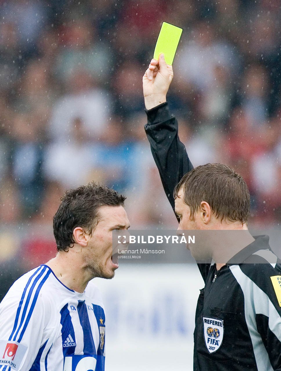 Marcus Berg, och Markus Strömbergsson, domare. Varning