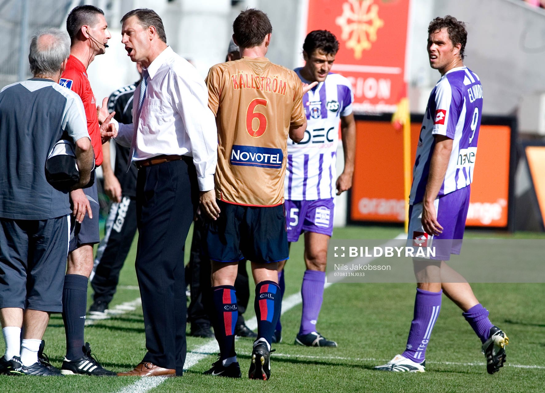  Kim Källström och Johan Elmander, Lyon. Alin Perrin, tränare, Lyon. Missnöje.