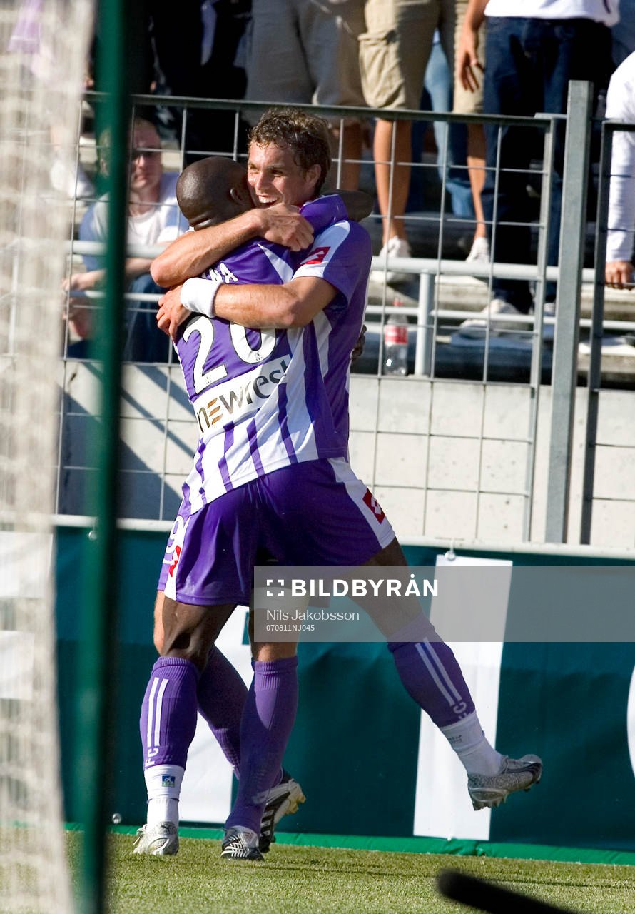 Johan Elmander och Achille Emana Edzimbi, Toulouse. Jubel.