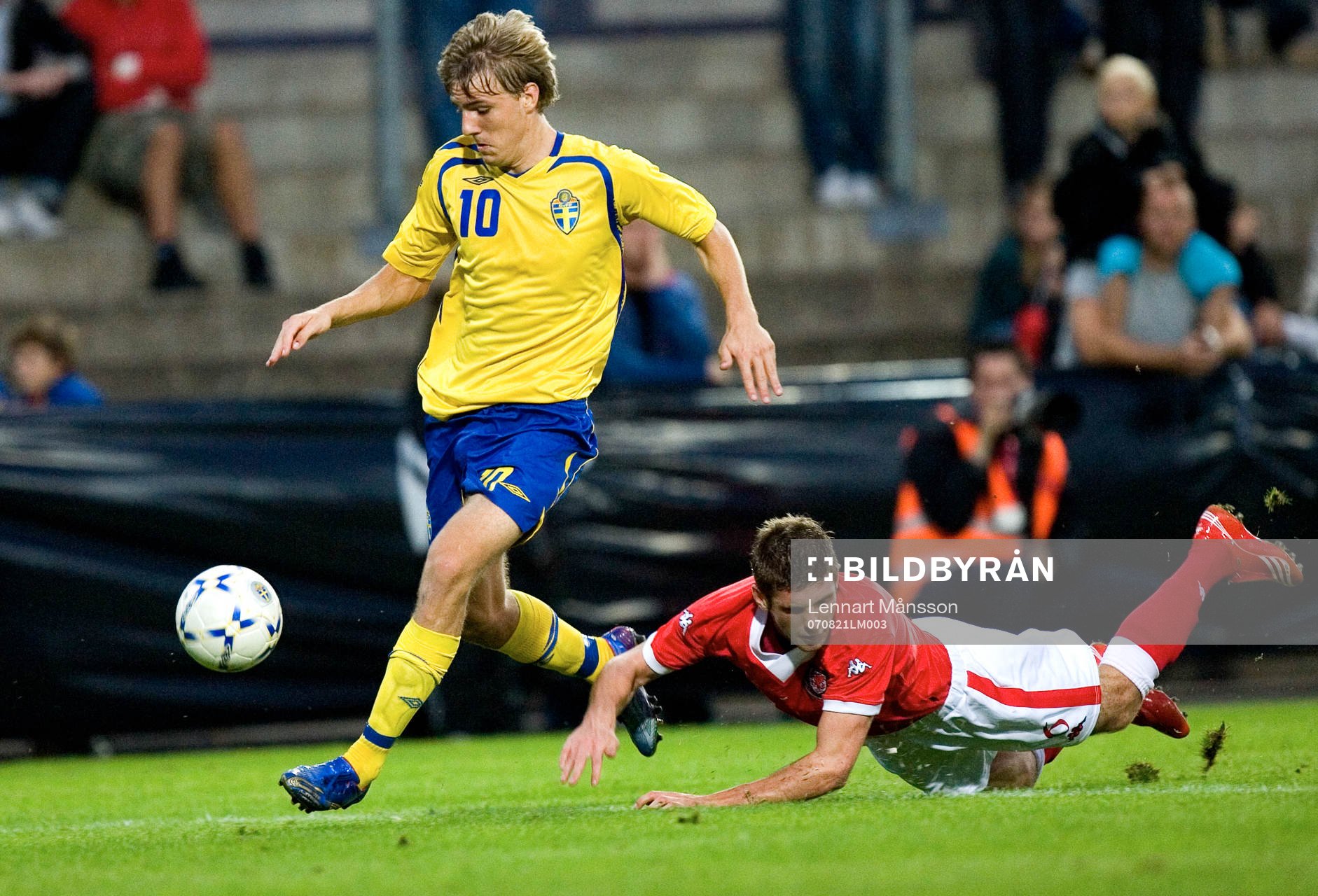 3-0, Johan Oremo springer från sin back och spelar Ola
