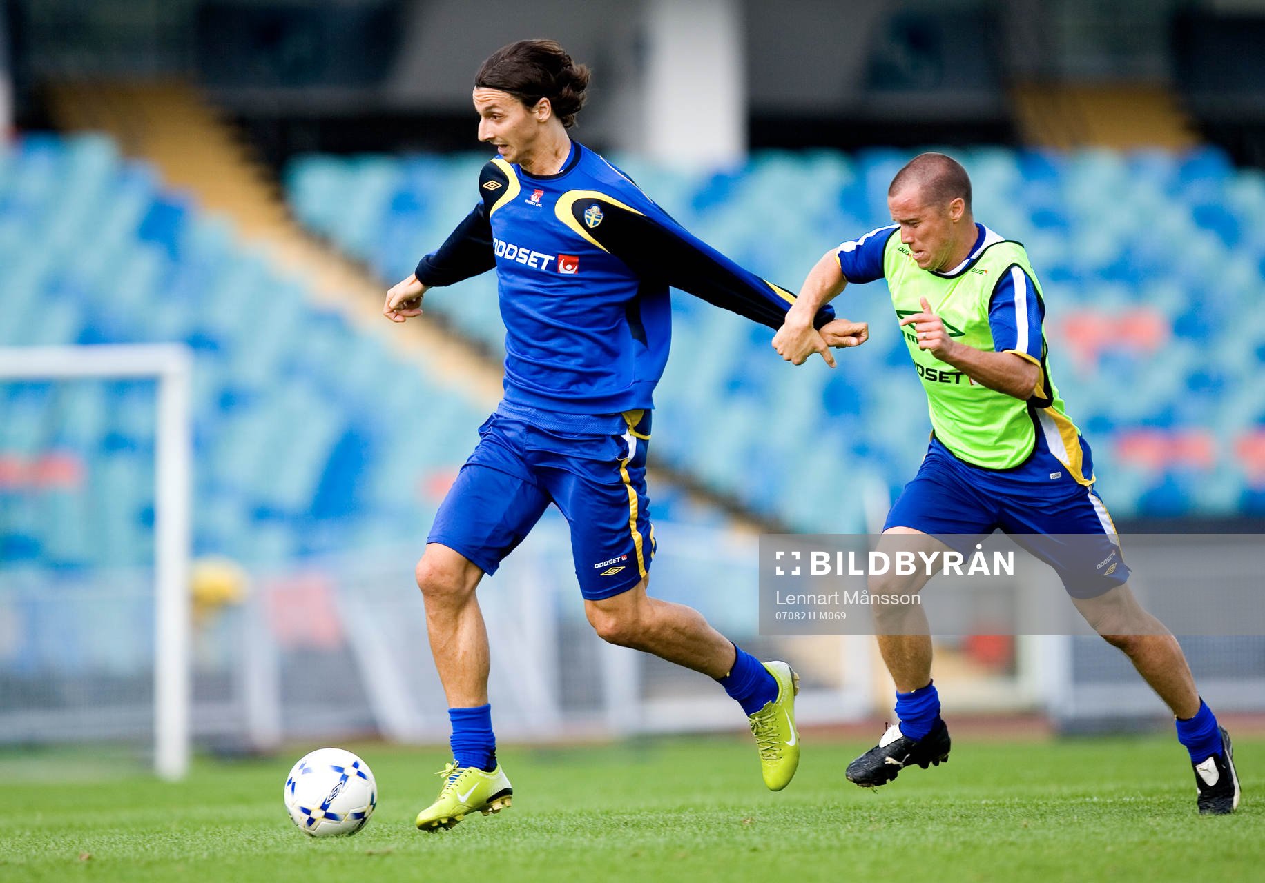 Zlatan Ibrahimovic och Daniel Andersson hand i hand
