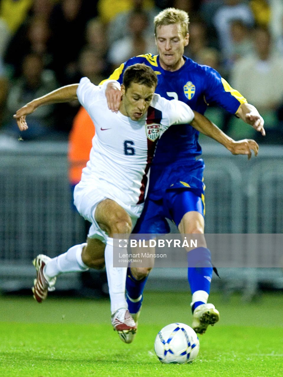 Christian Wilhelmsson vräker omkull Steve Cherundolo, USA