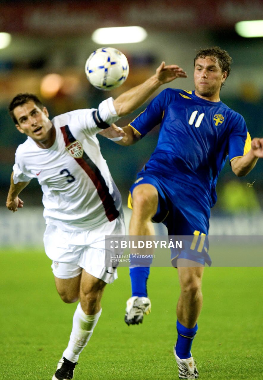  Johan Elmander och Carlos Bocanegra, USA.