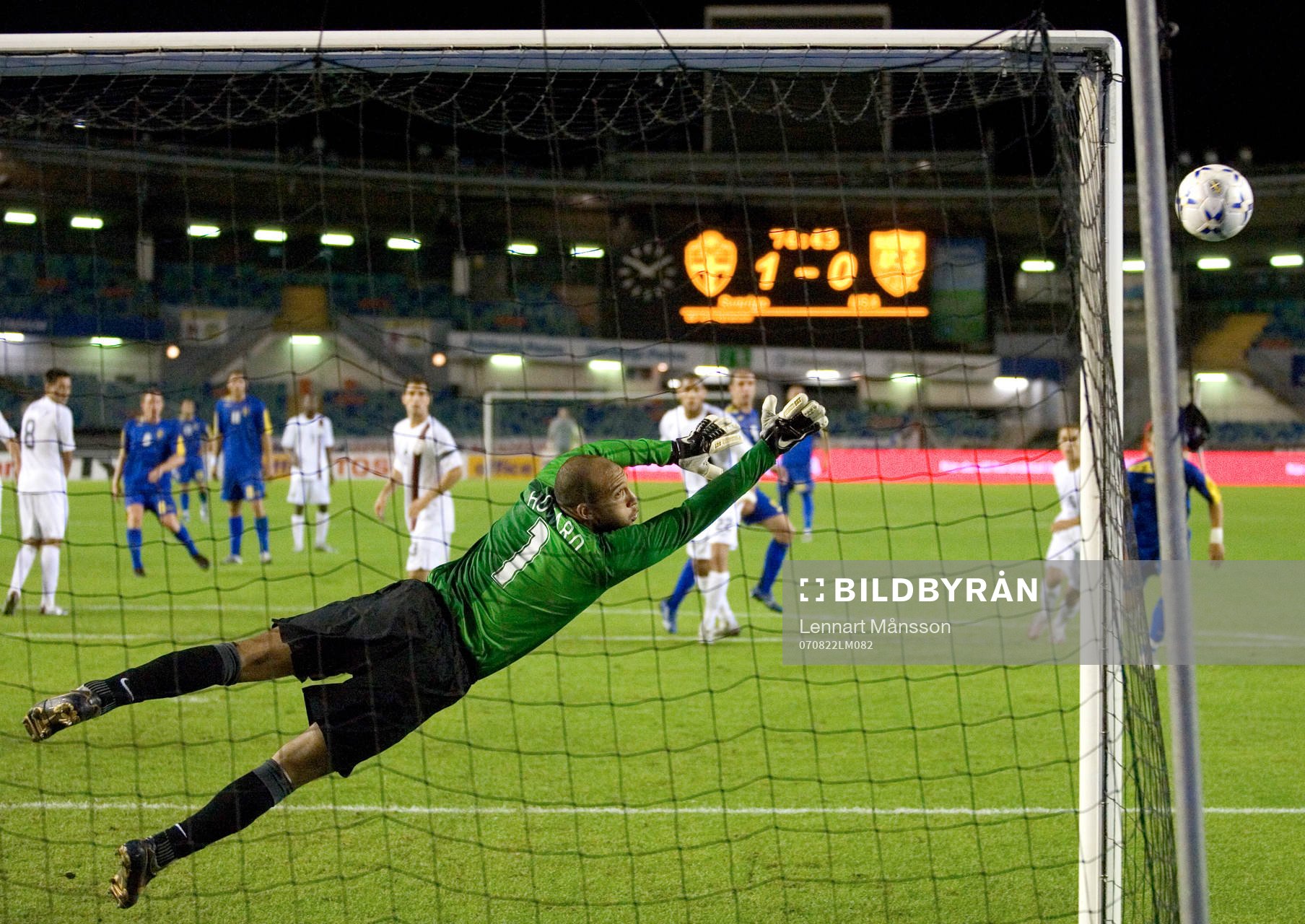 Frispark, Kim Källström, precis utanför Tim Howard