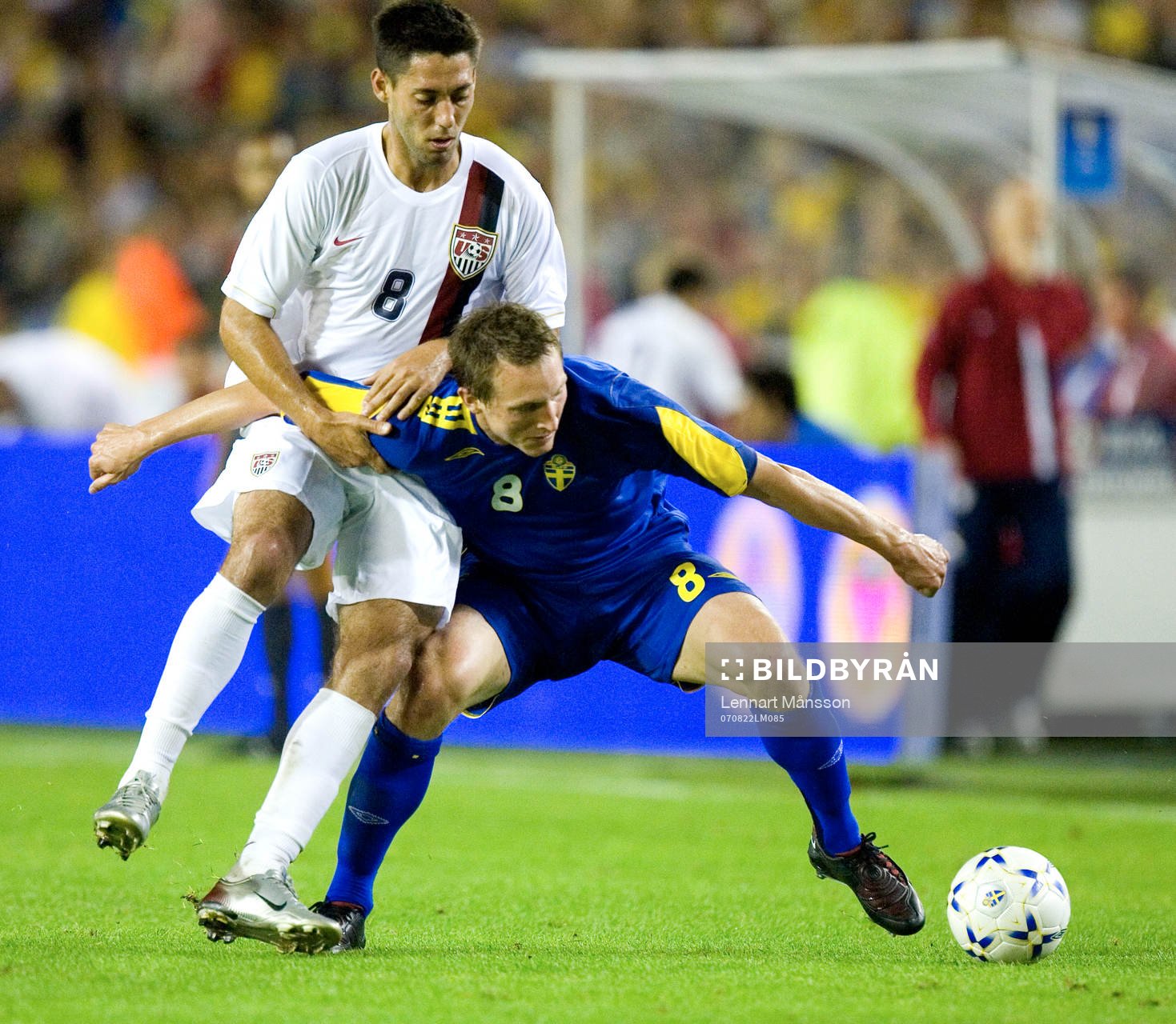 Kim Källström, tas hårt av Clint Dempsey, USA