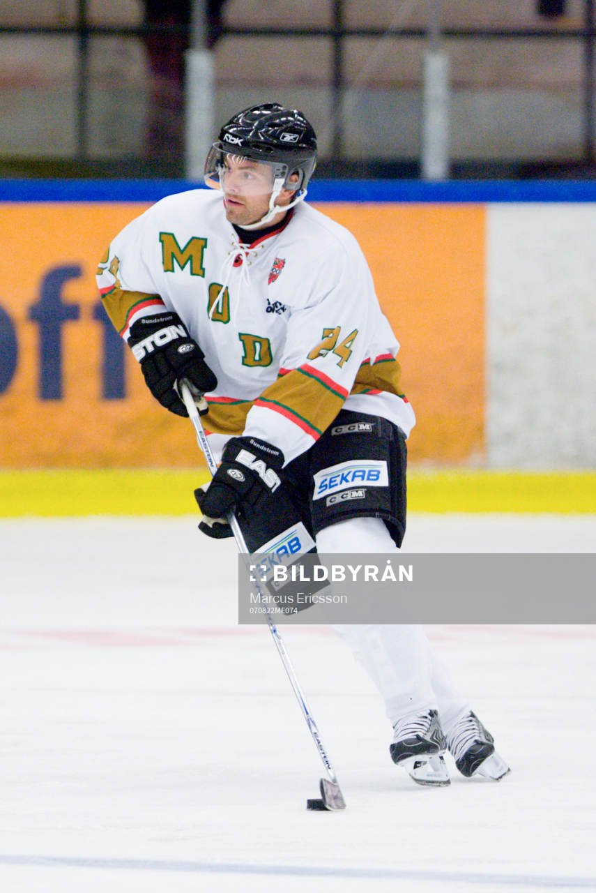 Niklas Sundström, Modo