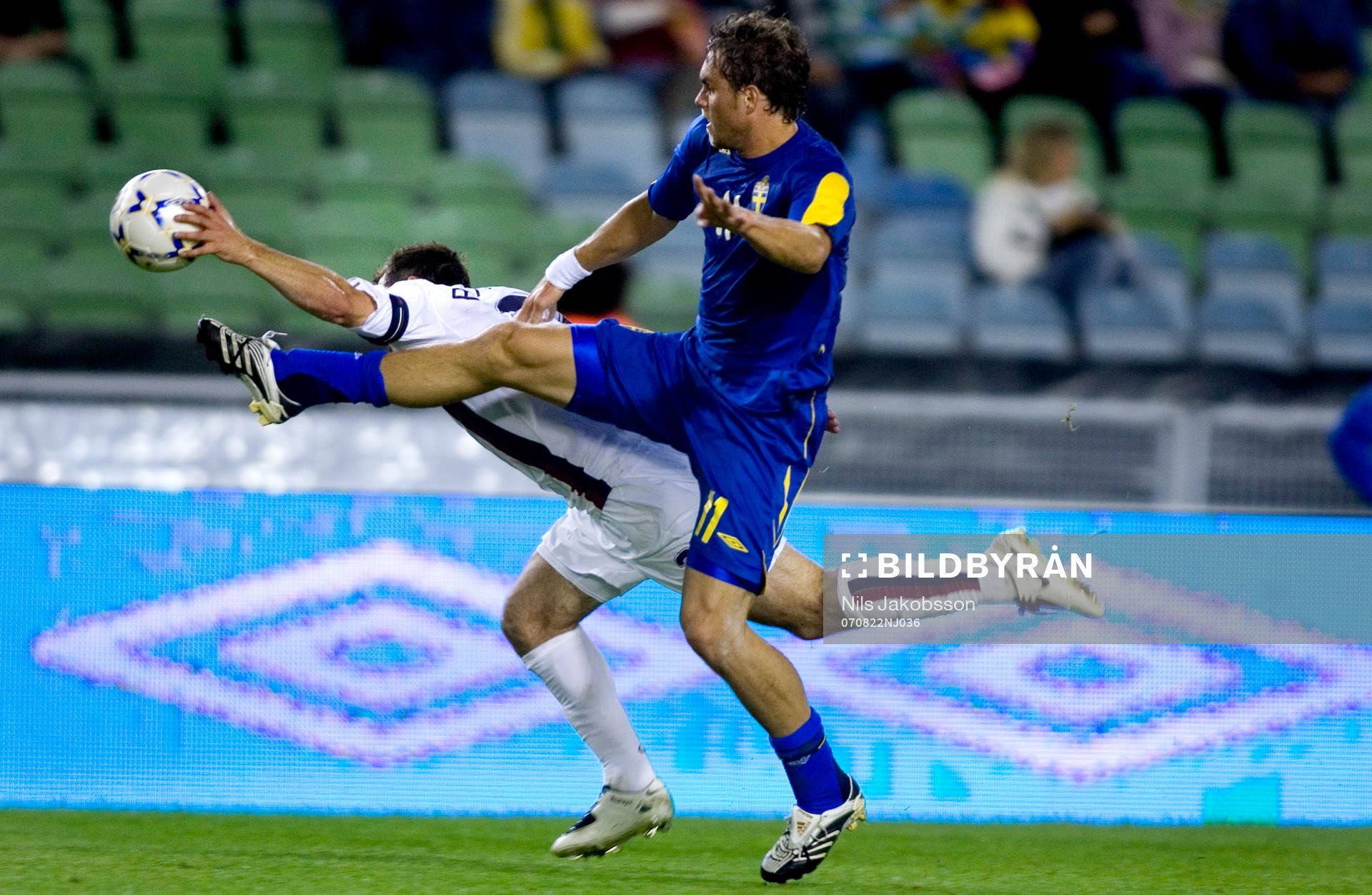 Johan Elmander, Sverige, Carlos Bocanegra, USA, hands