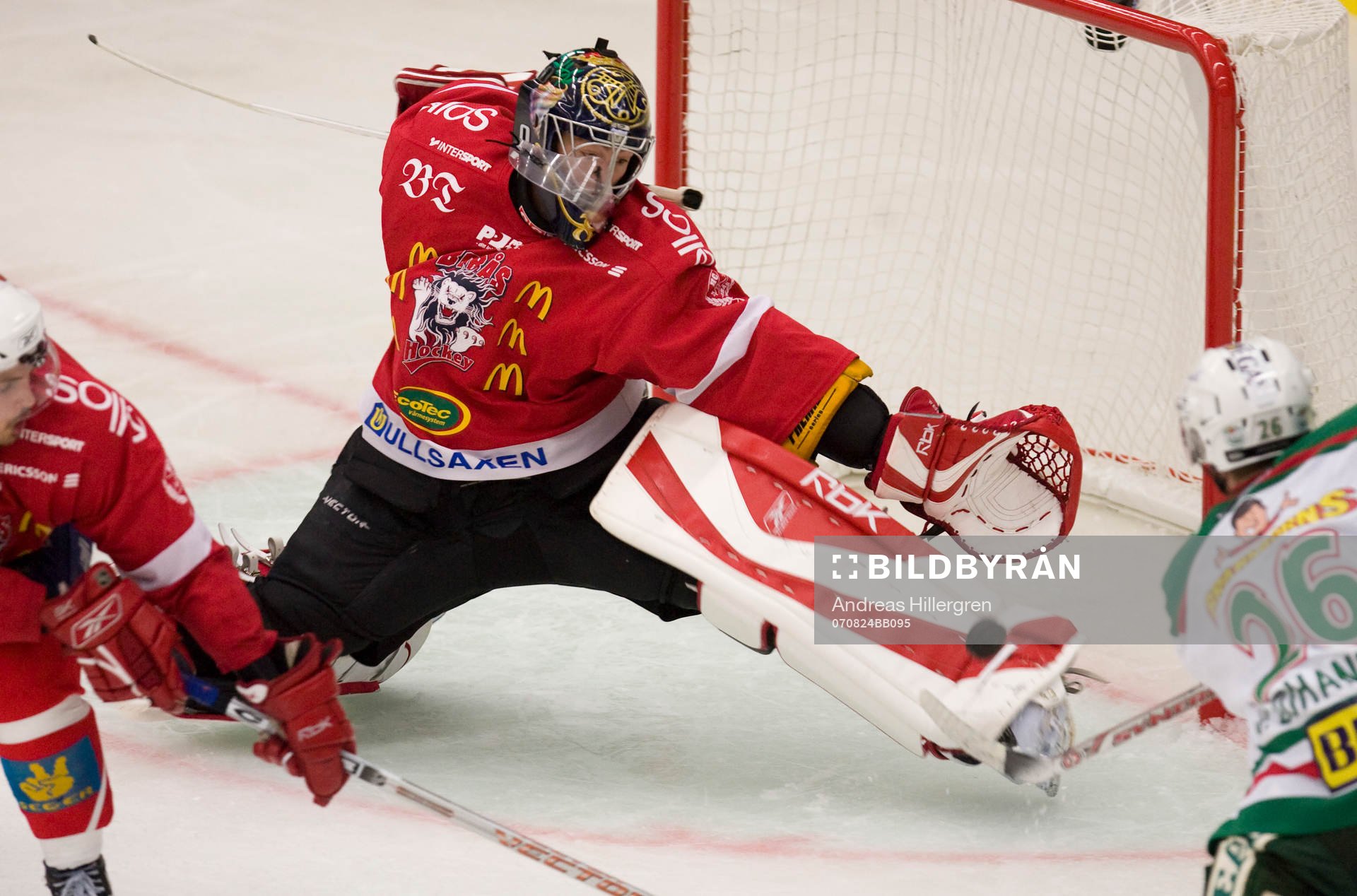 Gustaf Wesslau, räddar skott från Jacob Johansson
