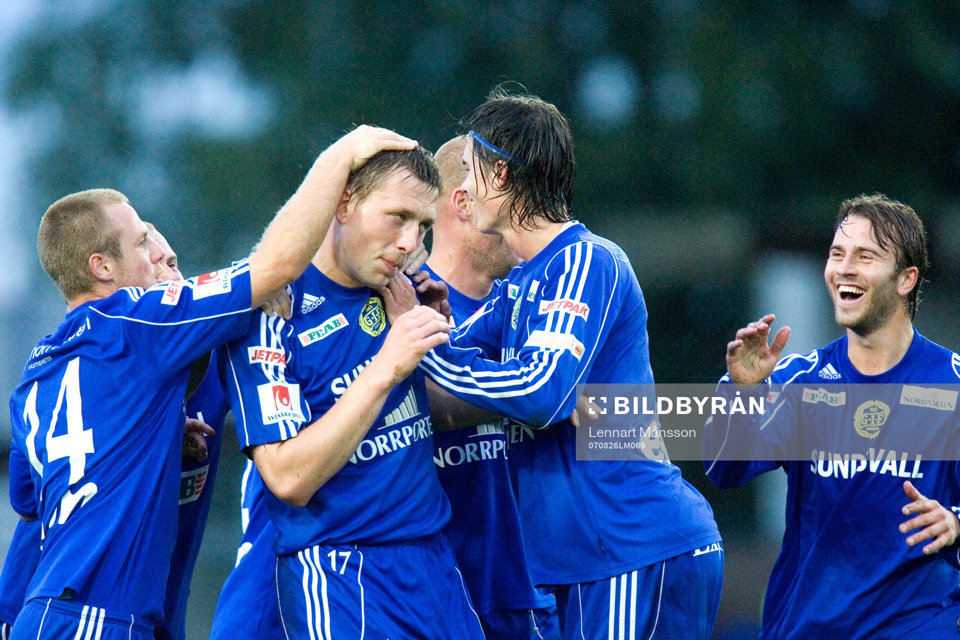 1-1, målskytten Tarmo Neemelo grattas av Christian
