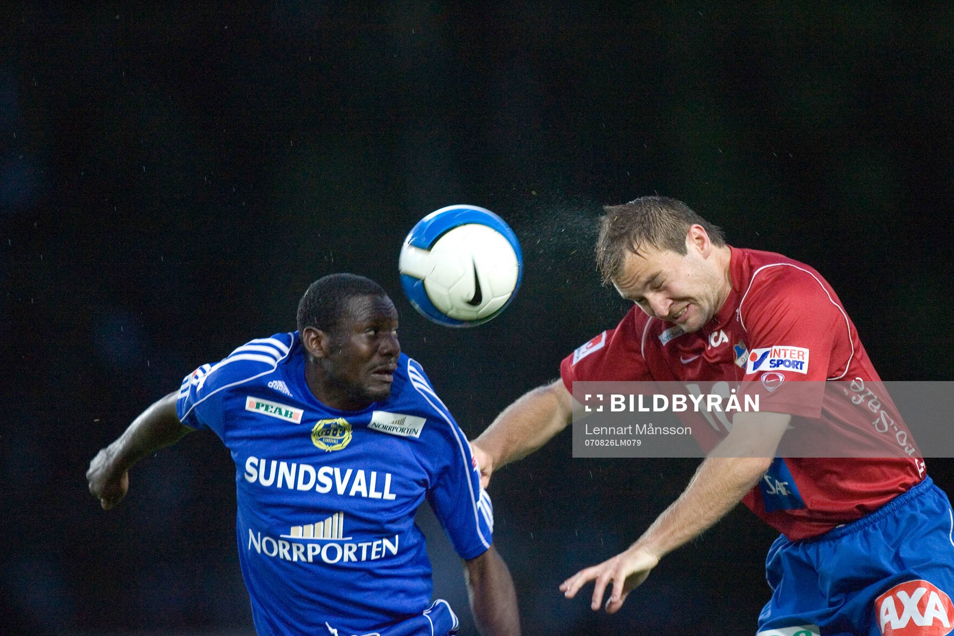 Akombo Ukeyima och Tyler Hughes, nickduell