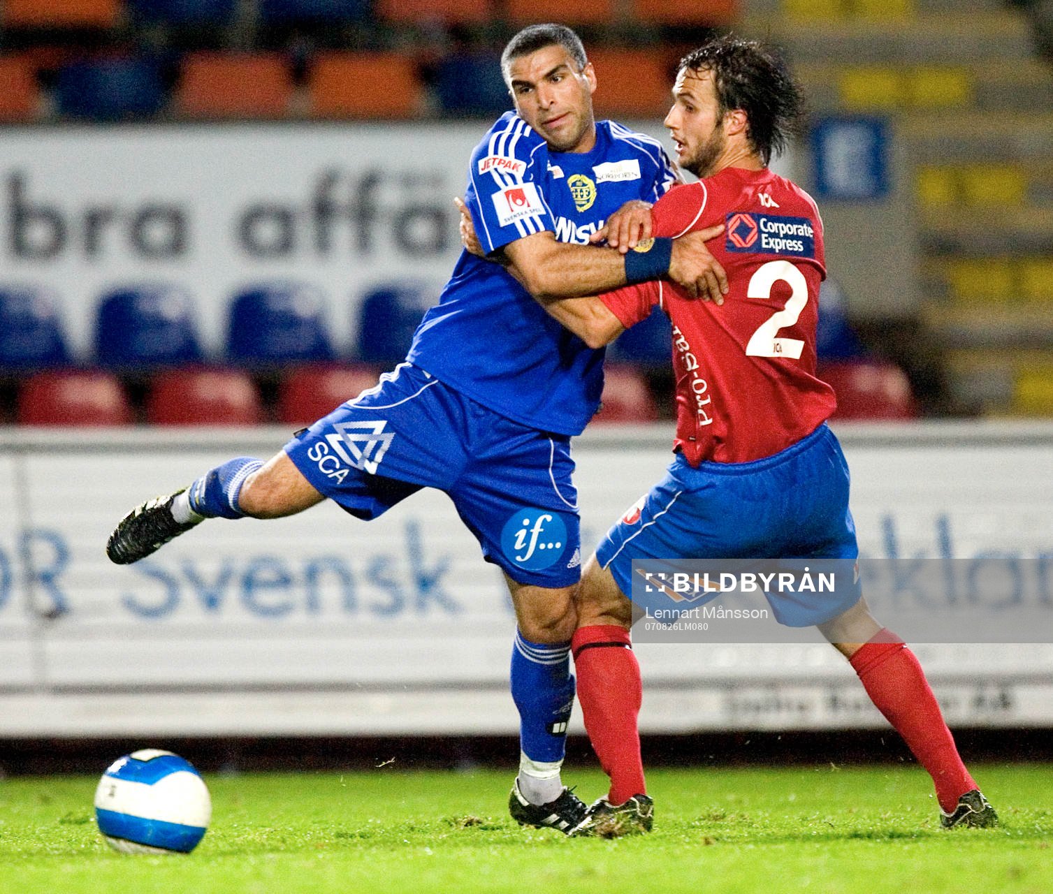 Arash Bayat stoppas av Helgi Danielsson