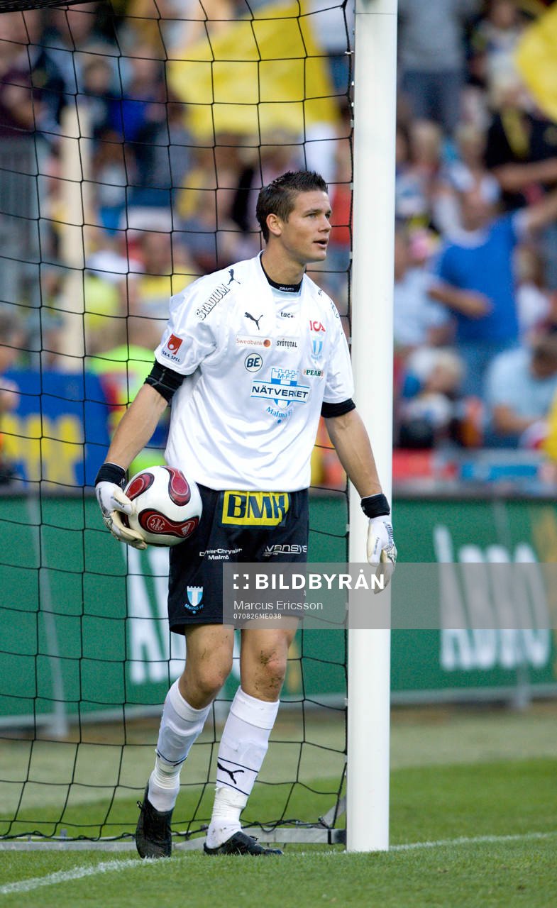 Jonas Sandqvist, målvakt, Malmö FF, hämtar bollen inne i