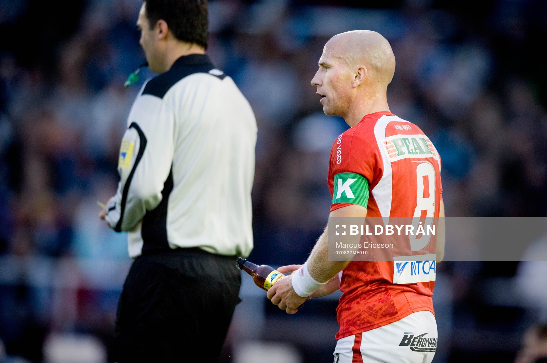 Henrik Rydström, Kalmar, plockar undan flaskor