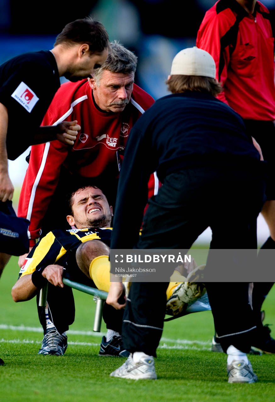 Jose Antonio Pereira, Häcken, skadad, bärs ut på bår