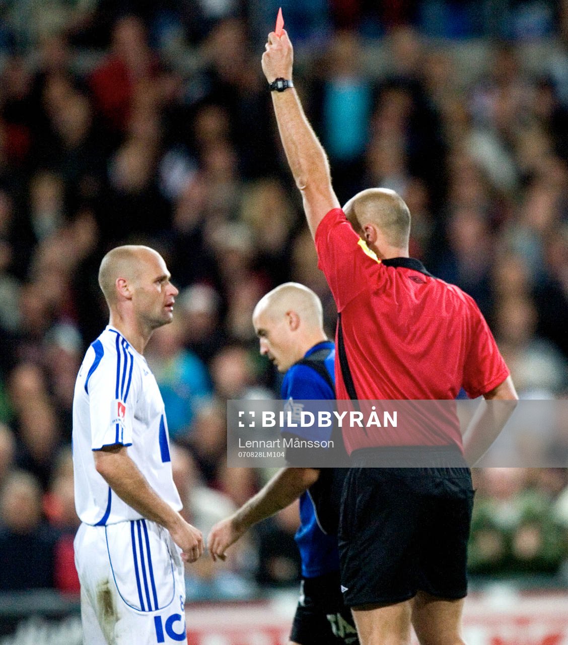 Utvisning 1: Thomas Olsson, Martin Hansson, domare, visar