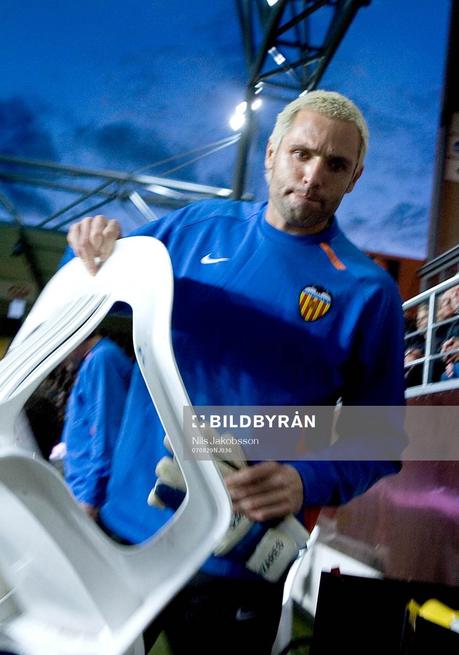   Santiago Canizares, målvakt, bär en plaststol på Borås Arena.