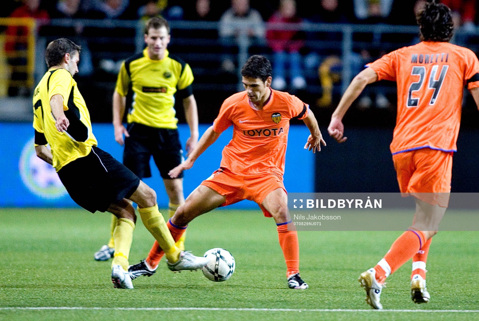  Jari Ilola, Elfsborg, tunnlar Jamie Gavlán, Valencia.