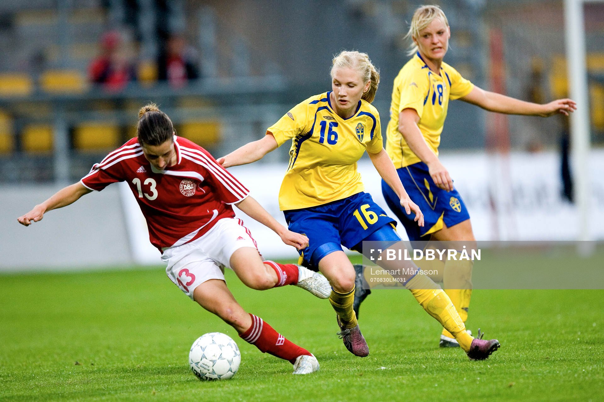 Anna Paulson och Nilla Fischer jagar Johanna M Rasmusen
