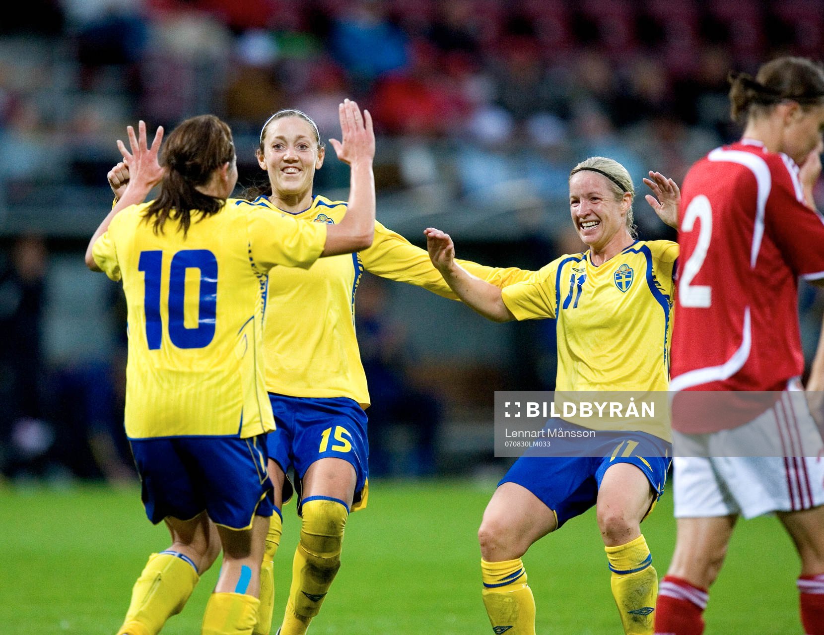  0-1, Nr. 10 Hanna Ljungberg, mål direkt efter skada, grattas av Therese Sjögran och Victoria Svensson. Jubel.