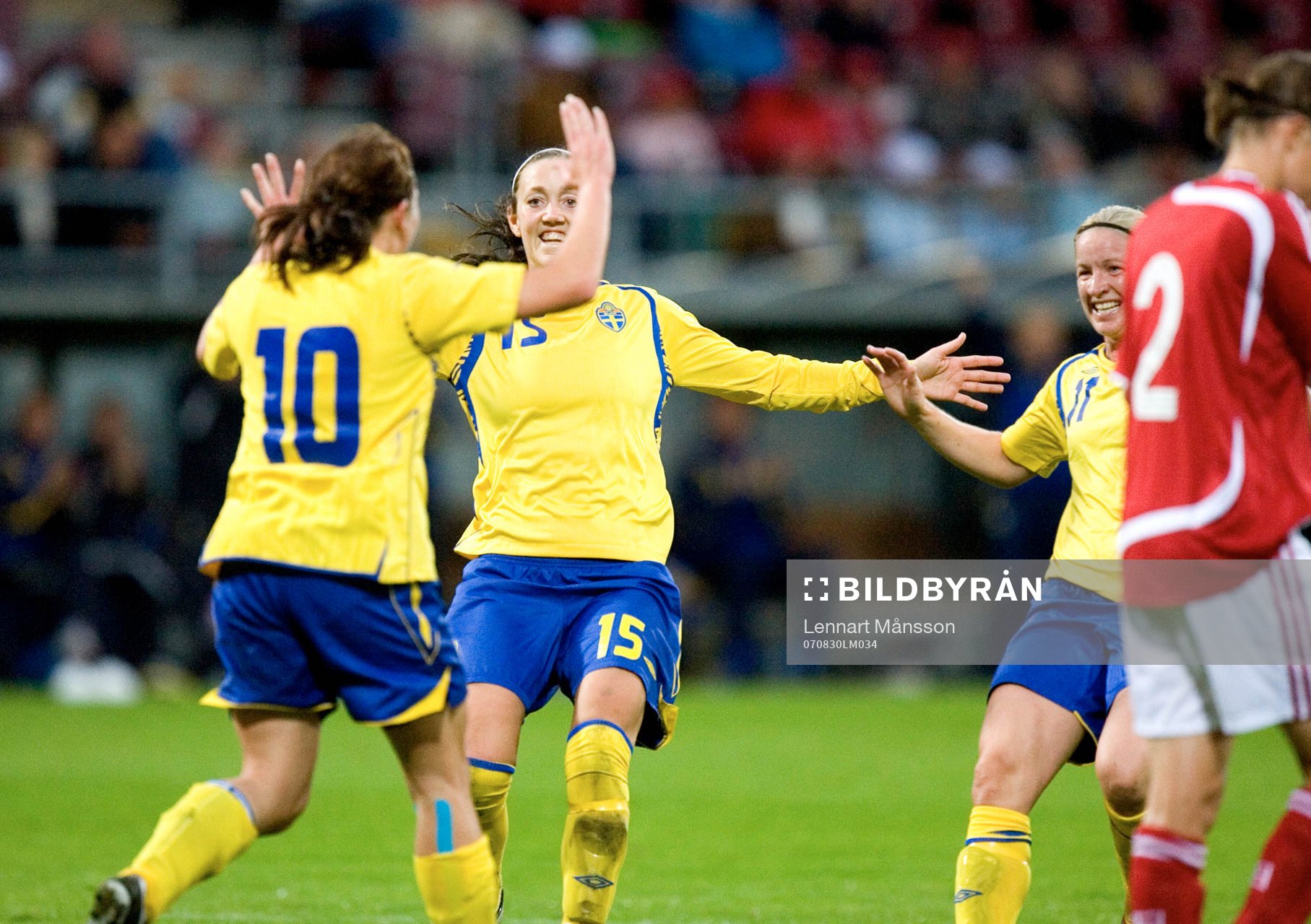  0-1, Nr. 10 Hanna Ljungberg, mål direkt efter skada, grattas av Therese Sjögran och Victoria Svensson. Jubel.