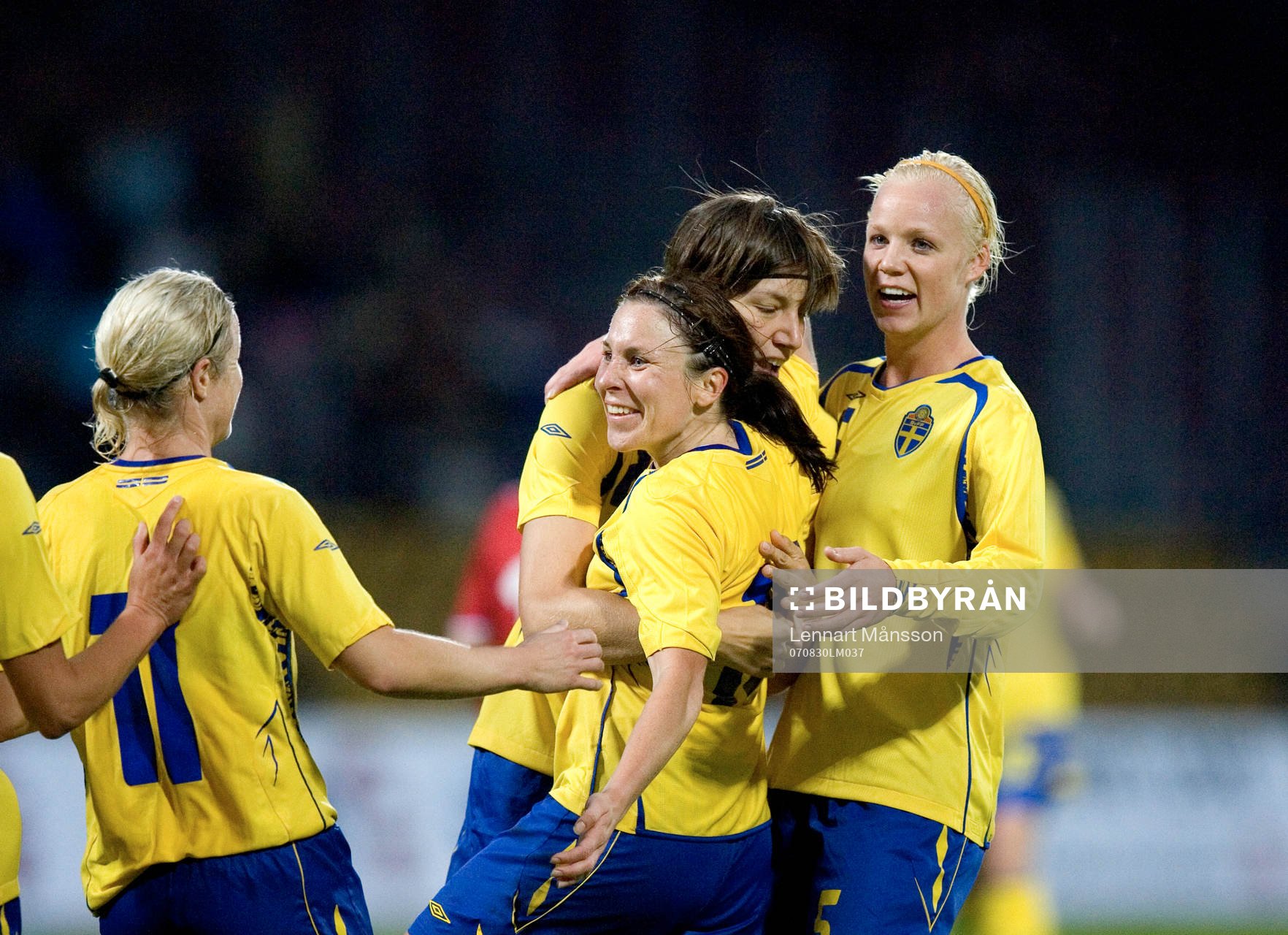  0-2, Nr. 10 Hanna Ljungberg, två mål direkt efter skada, hela laget grattar. Jubel.
