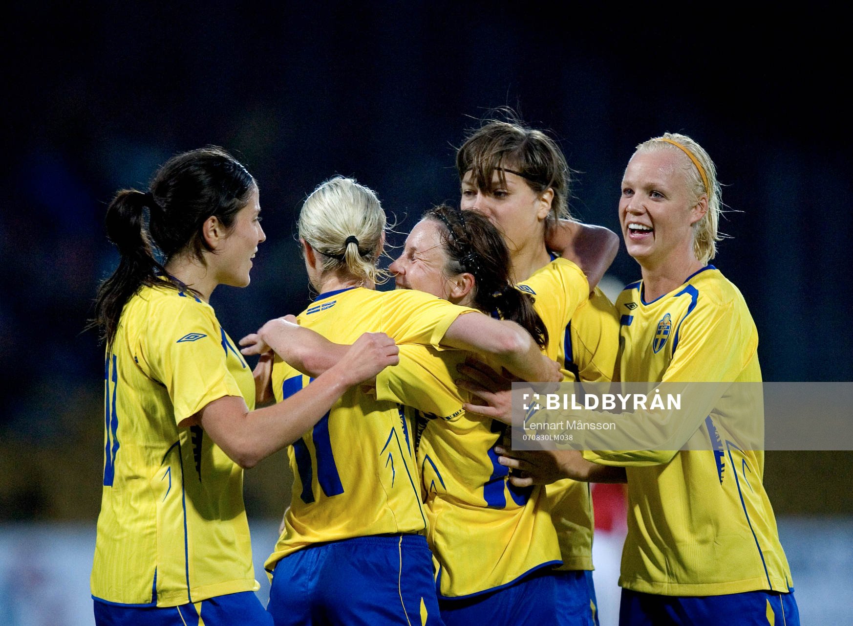  0-2, Nr. 10 Hanna Ljungberg, två mål direkt efter skada, hela laget grattar. Jubel.