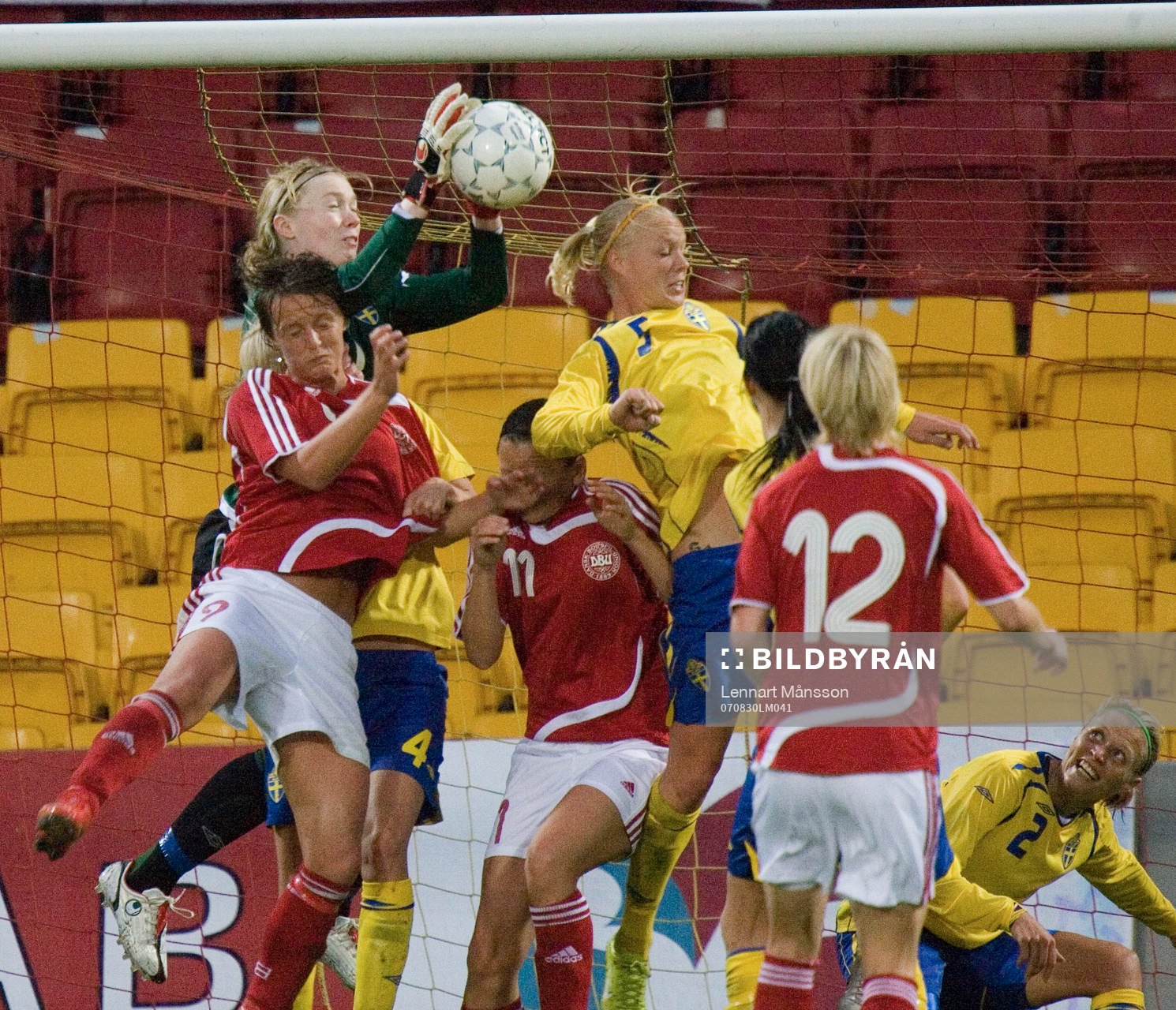 Hedvig Lindahl har full kontroll vid hörna