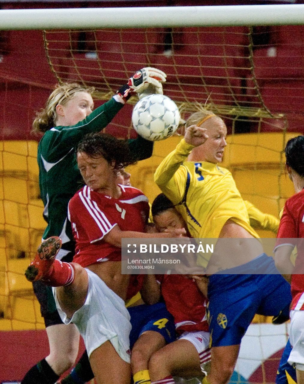 Hedvig Lindahl har full kontroll vid hörna